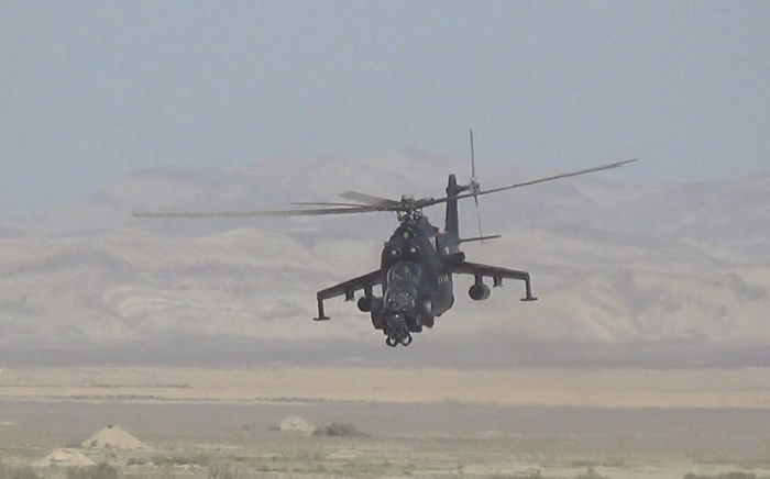  Las unidades de helicópteros de la Fuerza Aérea de Azerbaiyán realizan ejercicios -  VIDEO  