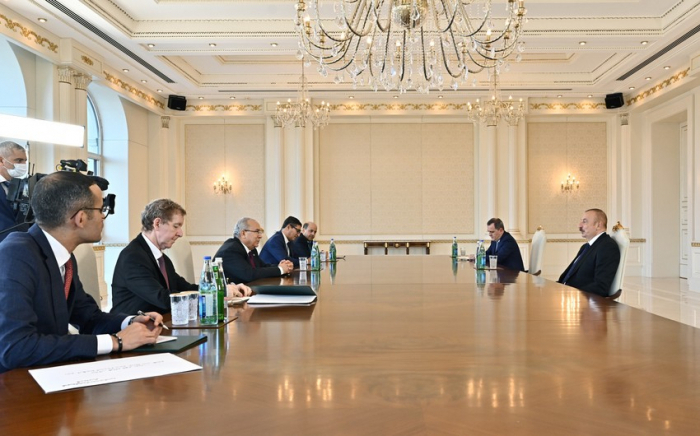  Presidente de Azerbaiyán recibe al ministro argelino de Exteriores 