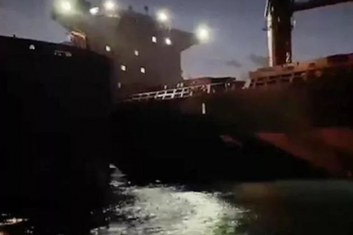    İstanbul boğazında iki gəmi toqquşdu    
