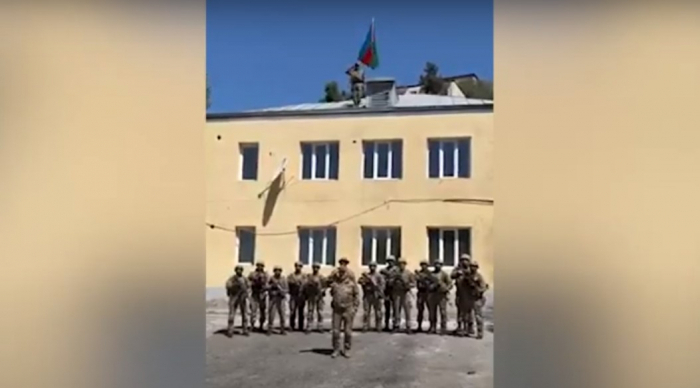 Le drapeau azerbaïdjanais hissé dans la ville de Latchine - VIDEO