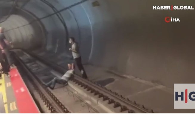    Metroda relslərin üzərinə uzandı -    VİDEO      