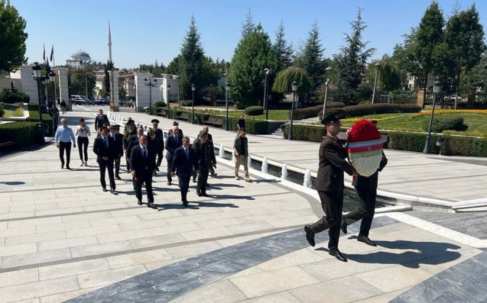 Müdafiə naziri Ankarada Heydər Əliyev Parkını ziyarət edib  
