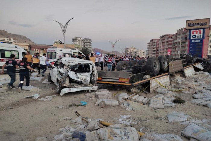Türkiyədə dəhşətli yol qəzası: Ölənlərin sayı 20-yə çatdı -  YENİLƏNİB
FOTO +VİDEO  