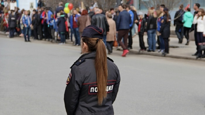  Yol polisi ərinin məşuqəsini döydü
 