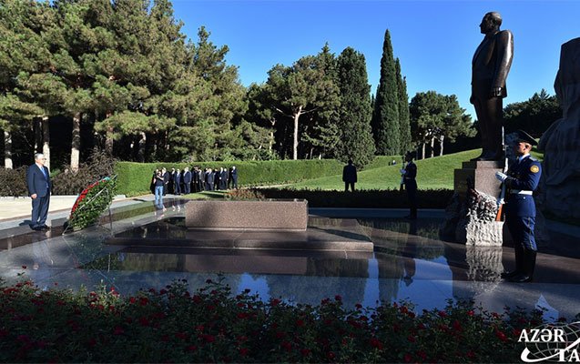   Qazaxıstan Prezidenti Heydər Əliyevin məzarını ziyarət edib     
