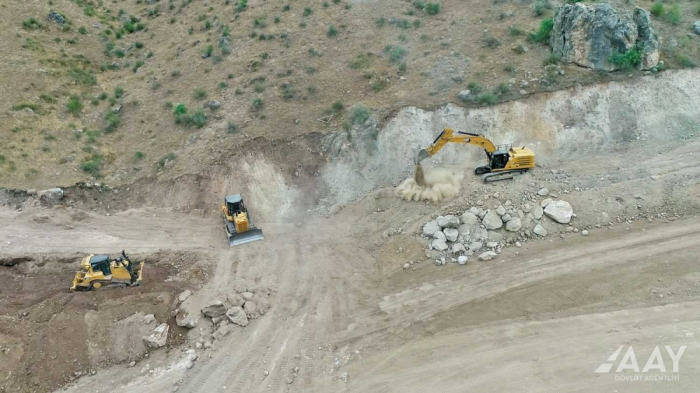 Continúan los trabajos de construcción a gran escala en la carretera de Gubadli a Eyvazli