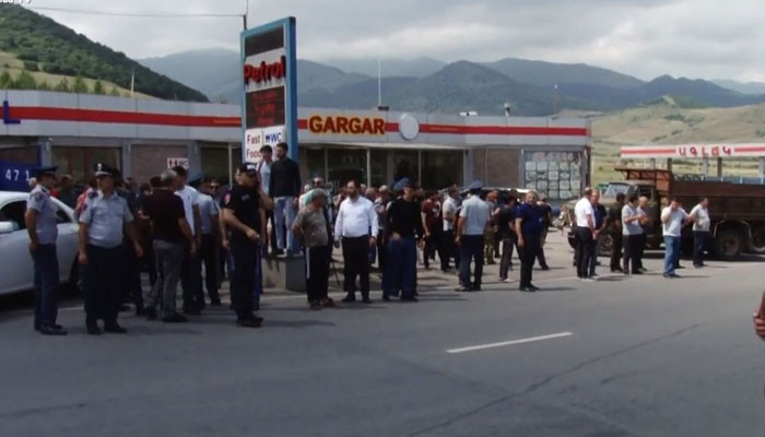    Sürücülər Paşinyanın kortejinin keçdiyi yolu bağlayıblar   