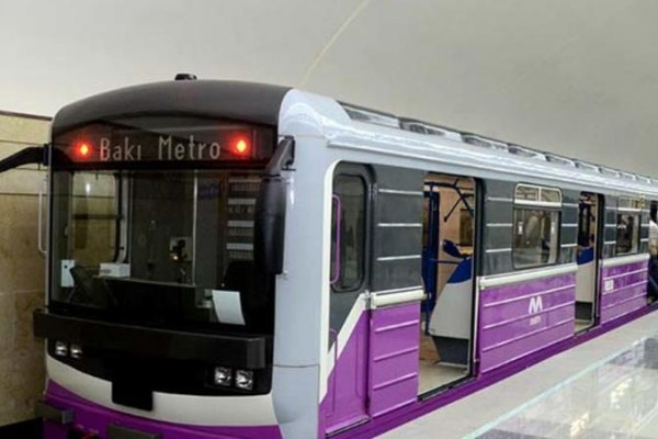 Metroda sərnişin stansiya yoluna düşdü
Metroda sərnişin stansiya yoluna düşdü