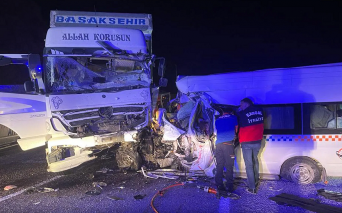   Bei einem schweren Verkehrsunfall in der Türkei sind 8 Menschen ums Leben gekommen und 10 schwer verletzt  
