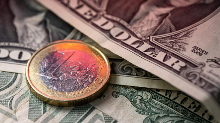 Euro fällt erstmals seit 20 Jahren unter 0,99 Dollar