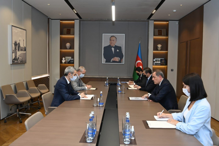 Azerbaijani FM meets French ambassador due to completion of his diplomatic mission 