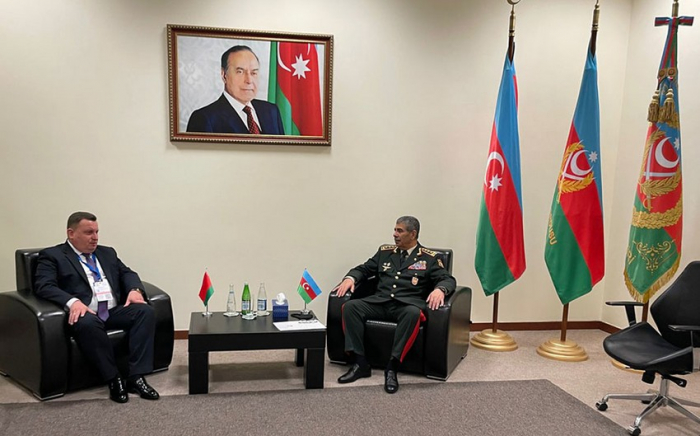   Es wurden Fragen der militärischen Zusammenarbeit zwischen Aserbaidschan und Weißrussland erörtert  