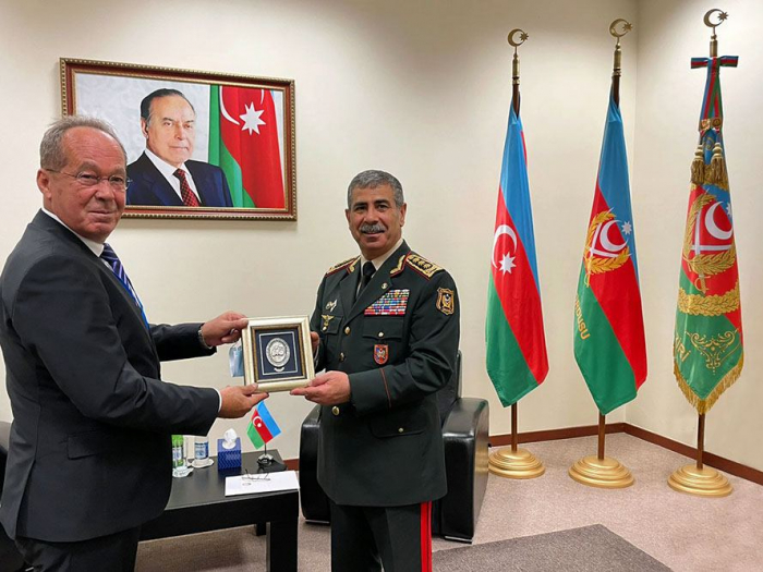 Azerbaijani defense minister meets with Bosnian counterpart