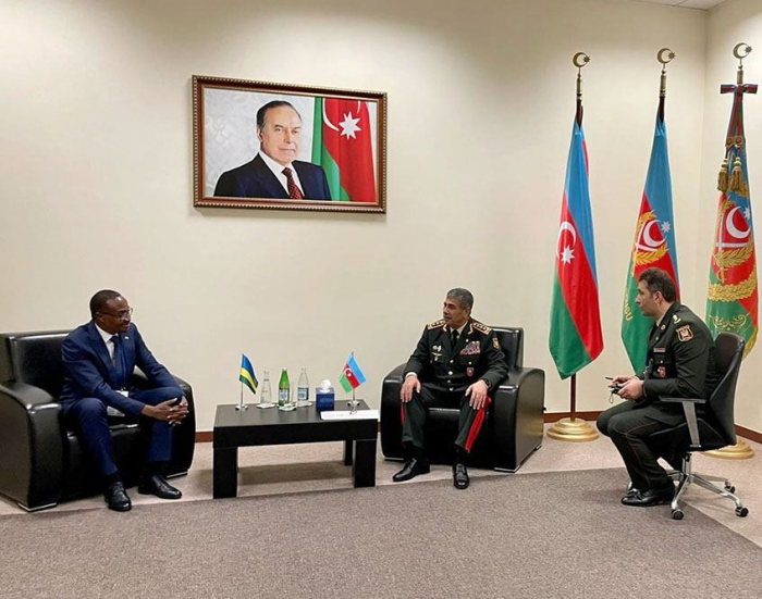  Aserbaidschanischer Verteidigungsminister trifft sich mit seinem ruandischen Amtskollegen  