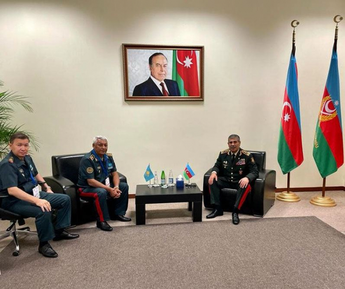   Aserbaidschanischer Verteidigungsminister trifft den stellvertretenden kasachischen Verteidigungsminister  