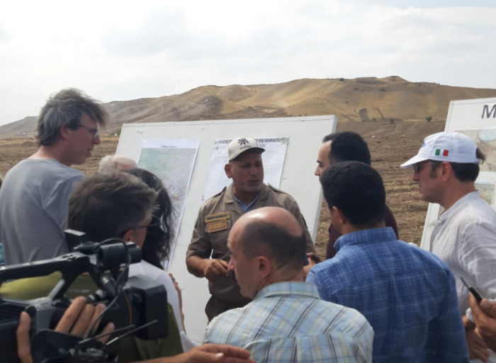   Ausländische Reisende sehen sich den Räumungsprozess von Landminen in Dschabrayil an  