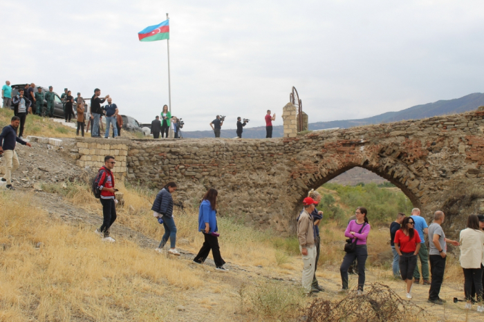 International travelers visit liberated Khudafarin Bridge