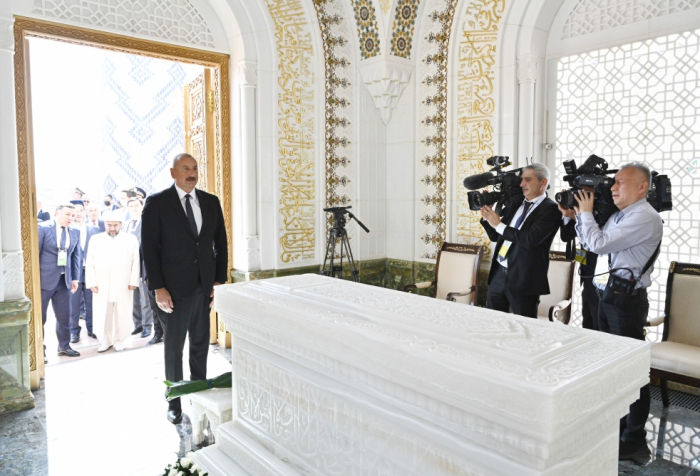 Le président azerbaïdjanais visite le mausolée du premier président ouzbek Islam Karimov à Samarcande - PHOTOS