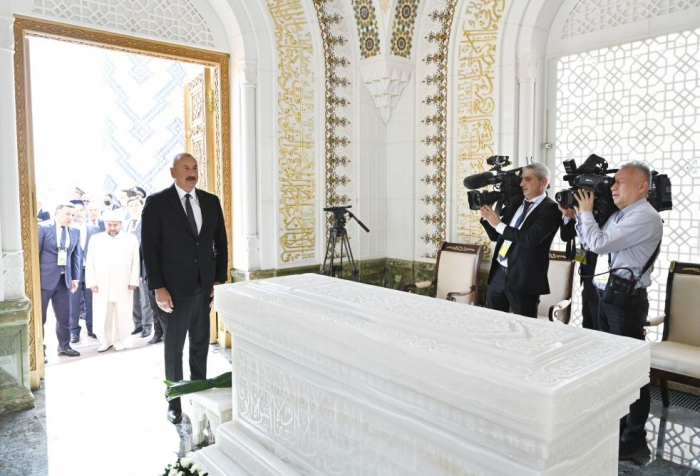   Präsident Ilham Aliyev besucht Mausoleum des ersten Präsidenten von Usbekistan Islam Karimov  