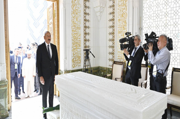   El Presidente de Azerbaiyán visitó el mausoleo de Islam Karimov  