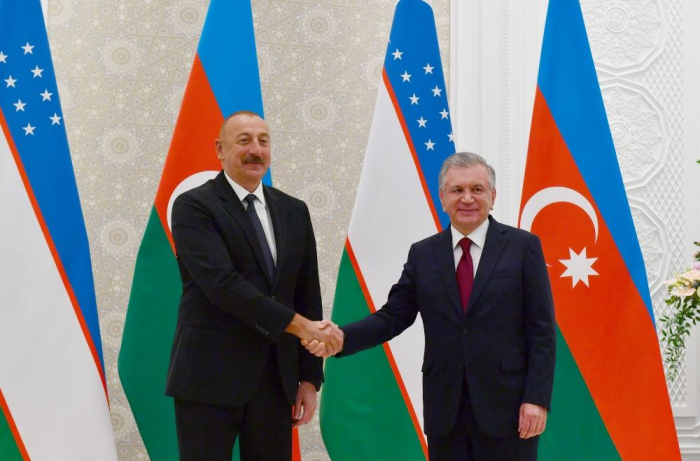   Präsident Aliyev lädt den usbekischen Präsidenten zu einem Besuch in Aserbaidschan ein  