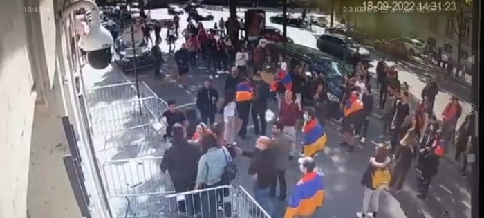  Armenian radicals storm building of Azerbaijani embassy in Paris -  VIDEO  