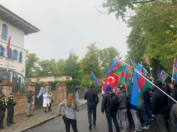   Aserbaidschanische Gemeinde hält Streikposten vor der armenischen Botschaft in Berlin  
