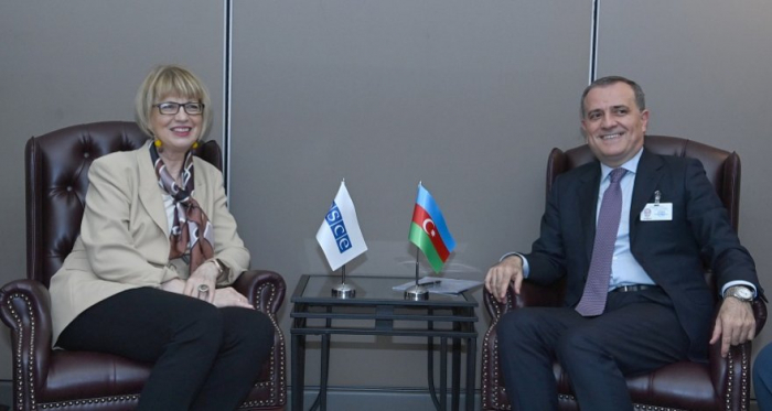  Jeyhun Bayramov se reunió con la Secretaria General de la OSCE 