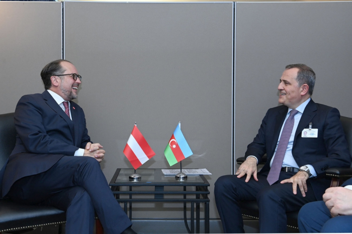  Aserbaidschanischer Außenminister trifft sich mit österreichischem Minister