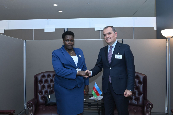   Aserbaidschanischer Außenminister trifft sich mit Vizepräsidentin von Uganda  
