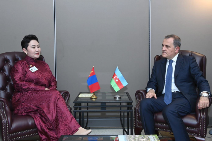   Aserbaidschanischer Außenminister trifft mit Außenministern der Mongolei, Syriens und Somalias zusammen  