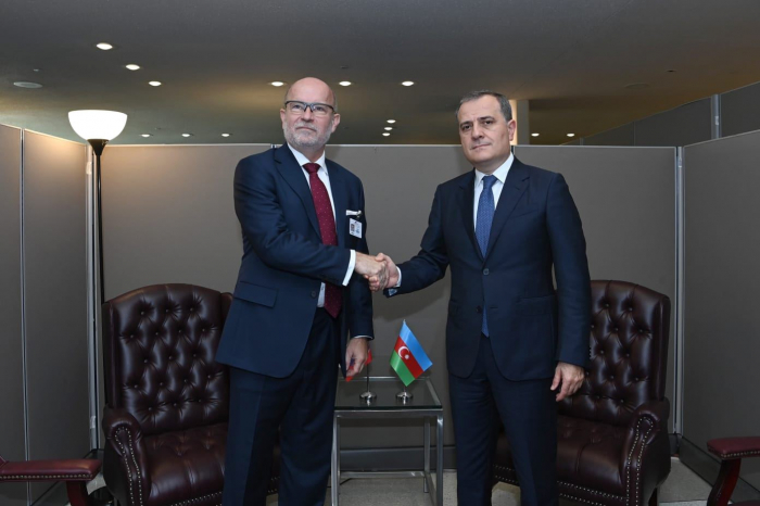  Aserbaidschanischer Außenminister informiert slowakischen Amtskollegen über die jüngsten Provokationen in Armenien 