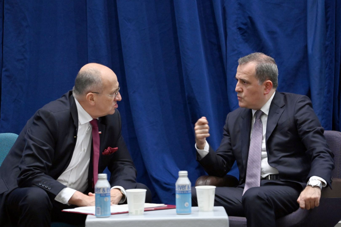   Aserbaidschanischer Außenminister trifft sich mit seinem polnischen Amtskollegen  