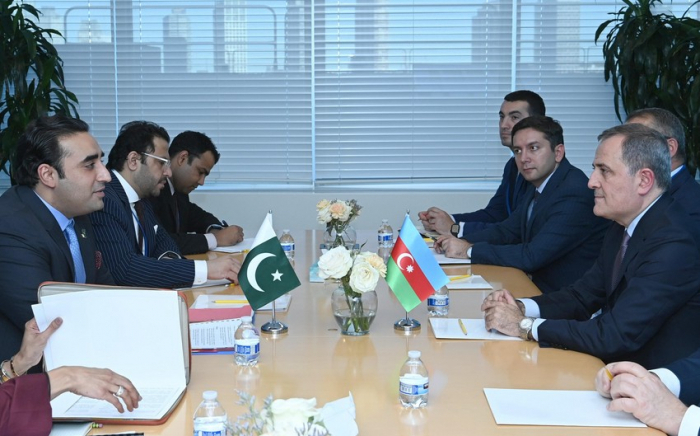   Jeyhun Bayramov traf sich mit dem pakistanischen Außenminister  