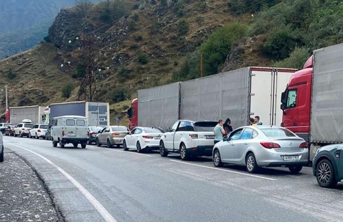    Rusiyanın Gürcüstanla sərhəddində 20 kilometrlik tıxac -    VİDEO      