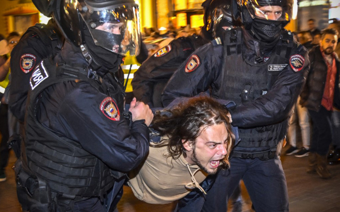   Protesters detained by police in central Moscow at anti-mobilisation rally -   NO COMMENT    