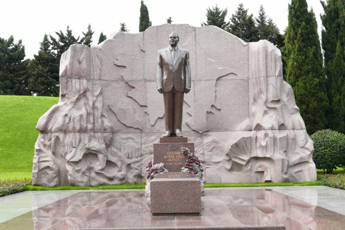 Chairman of Russian State Duma pays respect to national leader Heydar Aliyev and Azerbaijani heroes
 