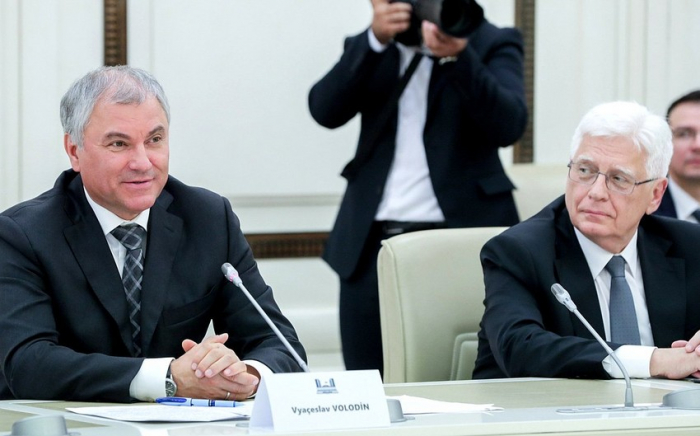   Vyacheslav Volodin lud die Sprecherin des Milli Majlis zu einem Besuch in Russland ein  