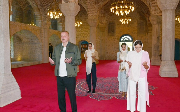   El Presidente y su esposa visitaron la Mezquita Yukhari Govharaga  