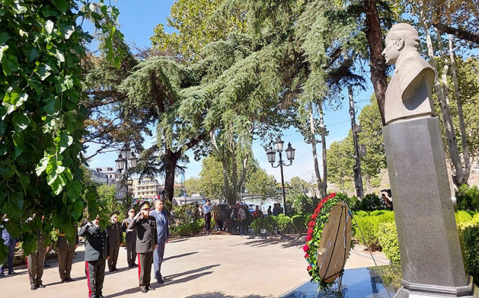  Generalstabschef von Aserbaidschan besuchte das Denkmal von Heydar Aliyev in Tiflis 