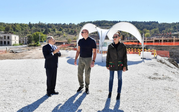  Präsident und die First Lady informierten sich über den Fortschritt der Bauarbeiten im neuen Wohnkomplex in Schuscha - FOTOS
