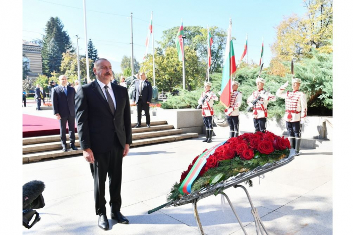  Präsident Ilham Aliyev besucht das Grab des unbekannten Soldaten in Sofia 