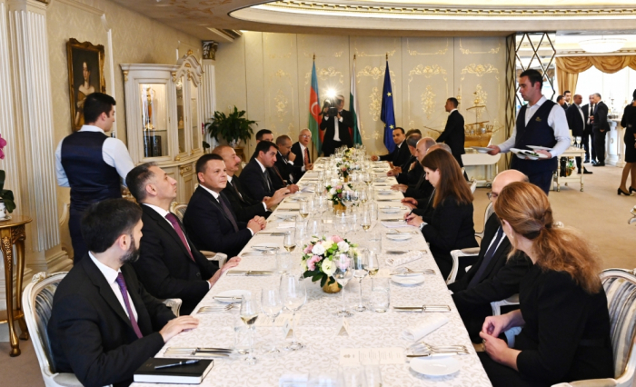   Abendessen zu Ehren des Präsidenten Ilham Aliyev  