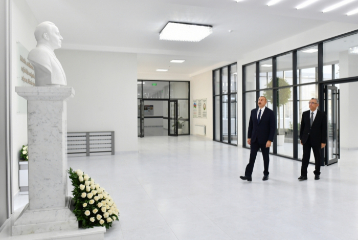   Presidente Ilham Aliyev se familiariza con las condiciones creadas en el complejo escolar No87 recién construido  
