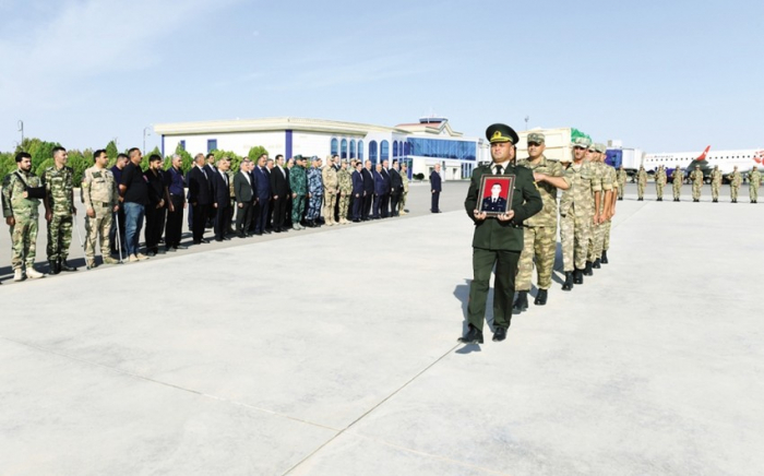 Şəhid zabitin nəşi təyyarə ilə Naxçıvana aparılıb Şəhid zabitin nəşi təyyarə ilə Naxçıvana aparılıb