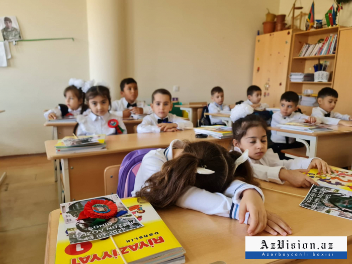 İlk dərs günü: Sevinənlər, yuxulayanlar...   FOTOLAR