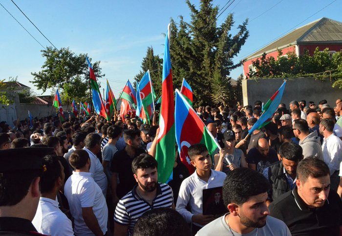 Müdafiə Nazirliyinin rəhbər heyəti şəhidlərimizin dəfn və yas mərasimlərində iştirak edib
Müdafiə Nazirliyinin rəhbər heyəti şəhidlərimizin dəfn və yas mərasimlərində iştirak edib