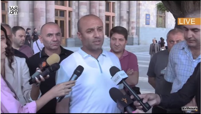    İrəvanda sahibkarlar hökumət binası qarşısında etiraz aksiyası keçiriblər   