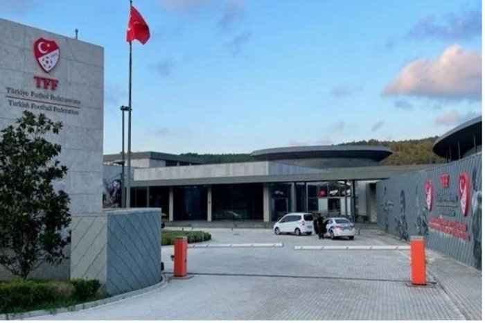    İçkili şəxslər Türkiyə Futbol Federasiyasının binasına atəş açdılar     
