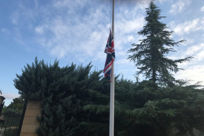   Le drapeau mis en berne à l